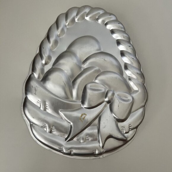 WILTON 1980 Easter Cake Pan Eggs In A Basket Cake Mold - Picture 1 of 9
